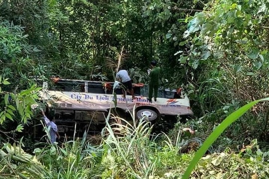 Xe chở hơn 20 du khách lao xuống vực sâu, nhiều người thương vong