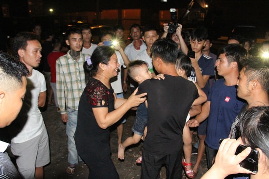 Vụ chìm tàu: Xúc động giây phút đón 7 thuyền viên sống sót được đưa vào bờ