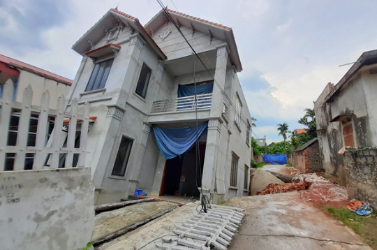 Ảnh: Hố tử thần "nuốt" căn nhà 2 tầng ở ngoại thành Hà Nội