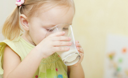 Cảnh báo nhiều trẻ thiếu máu vì... quá chăm uống sữa