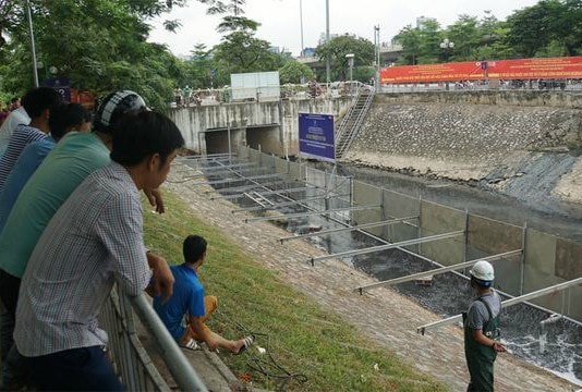 Ảnh: Lớp bùn sông Tô Lịch giảm sau xử lý bằng công nghệ Nhật Bản