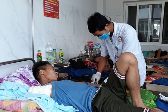 Nam thanh niên bị hoại tử một cánh tay vì đắp thuốc lá trị rắn cắn