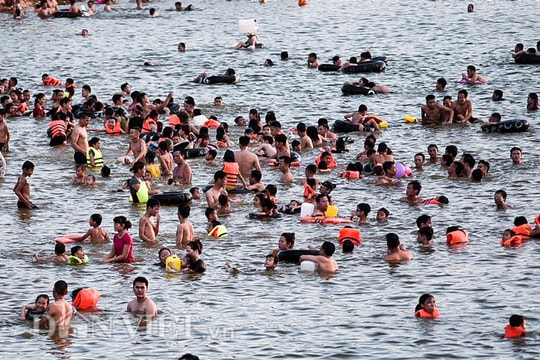 Ảnh: Hàng trăm người dân Hà Nội kéo nhau ra bãi đập tắm như... đi biển