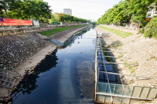 Ảnh: Cận cảnh đáy sông Tô Lịch sau 3 tuần thí điểm công nghệ Nano-Bioreactor phân hủy bùn hữu cơ