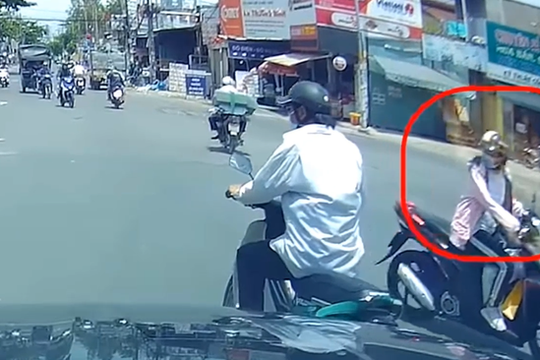 Nữ "ninja" vượt đèn đỏ, tạt đầu làm 2 người đi xe máy ngã rồi bỏ đi gây bất bình