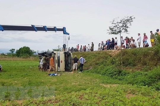 Lật xe chở công nhân, 21 người bị thương