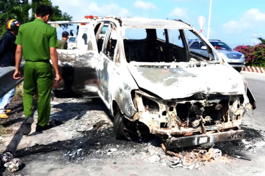 Xe Inova cháy rụi khi đang lưu thông trên quốc lộ