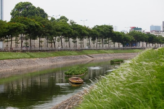 Ảnh: Sông Tô Lịch biến sắc sau khi nhận triệu khối nước từ hồ Tây