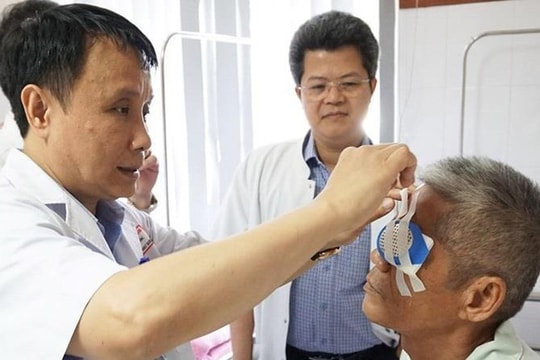 Cựu binh hiến giác mạc mang lại ánh sáng cho hai người xa lạ