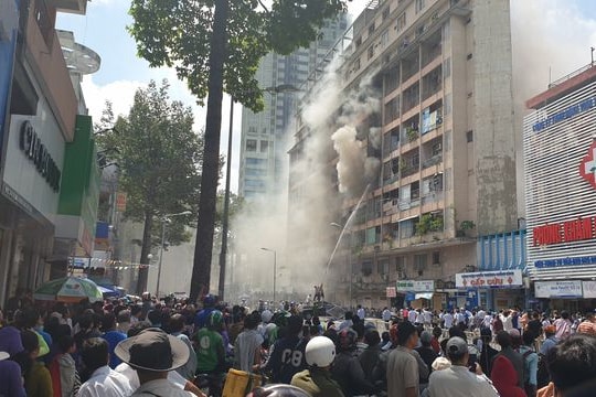 Ảnh: Toàn cảnh vụ cháy ký túc xá cao tầng ở sài gòn, nhiều người mắc kẹt