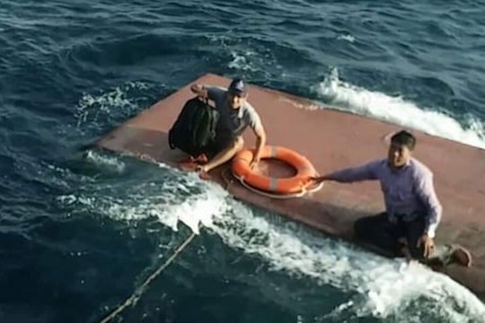 Cứu sống 4 thuyền viên trong vụ tàu chở 15.000 lít dầu gặp nạn trên biển