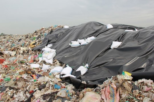 Ảnh: Cận cảnh những núi rác cao ngất ngưởng tại TP biển Sầm Sơn