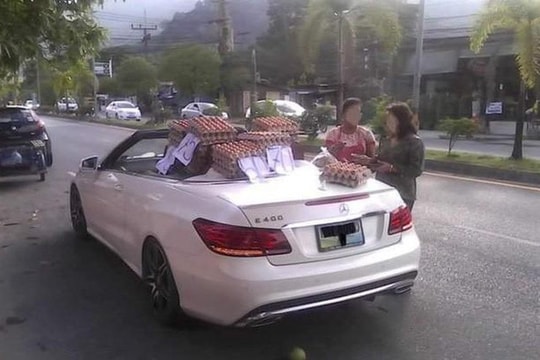 Mang Mercedes tiền tỷ đi bán trứng dạo, nữ tài xế khiến dân tình phải trầm trồ