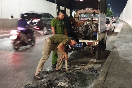 Xe tay ga bất ngờ bốc cháy ngùn ngụt ở hầm chui Kim Liên