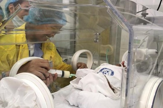 Bé Bình An - con trai sản phụ ung thư giai đoạn cuối xuất viện