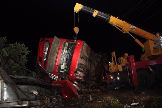 Thông tin bất ngờ vụ lật xe khách giường nằm khiến hàng chục người thương vong