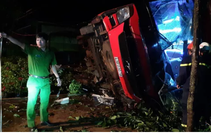 Xe khách chở hơn 40 người lật trong đêm, nhiều người thương vong