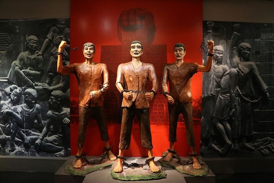 Ảnh: Gông cùm, đòn tra tấn chiến sĩ cách mạng Việt Nam thời chiến tranh