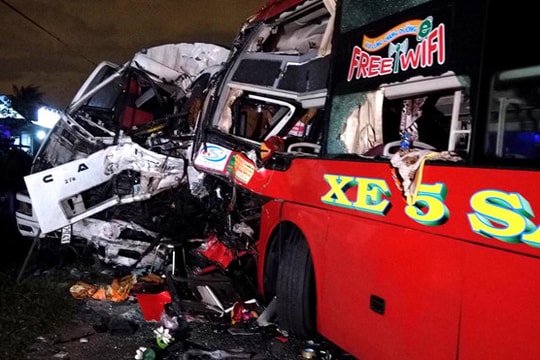 Xe khách giường nằm đấu đầu xe  tải, hai tài xế tử vong tại chỗ