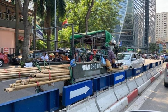 Xe ba gác đi ngược chiều, chở hàng cồng kềnh trên phố khiến dân mạng bức xúc