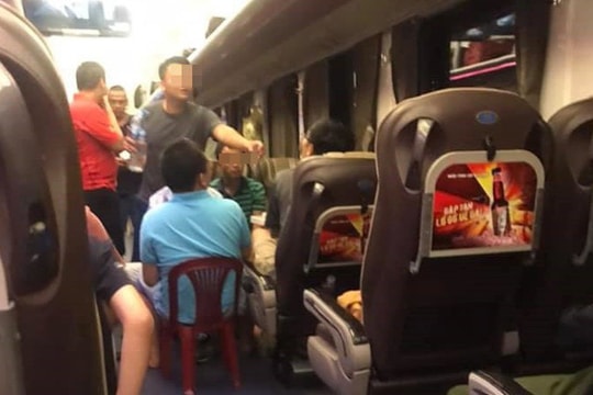 "Mở tiệc" bia rượu, nói tục như ở quán nhậu, nhóm đàn ông khiến cả toa tàu bực bội