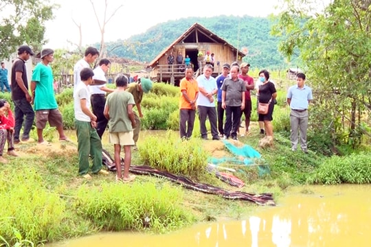 4 cháu nhỏ là họ hàng đuối nước thương tâm do tắm ao