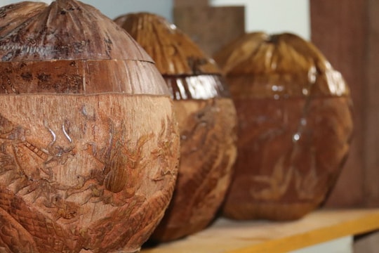 Ảnh: Chiêm ngưỡng những tác phẩm độc đáo trên vỏ bình trà làm bằng trái dừa khô