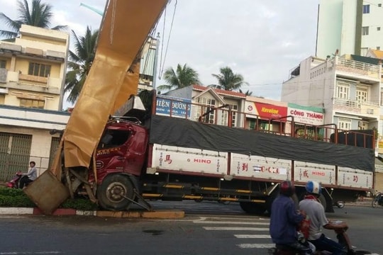 Xe tải tông sập cổng chào thành phố Mỹ Tho