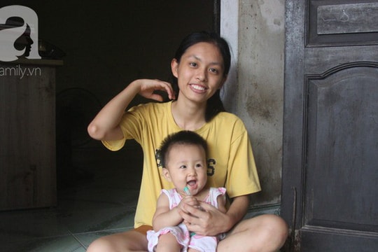 Vừa học, vừa ôm em cho đỡ buồn ngủ, nữ sinh trở thành thủ khoa khối D1 của cả nước