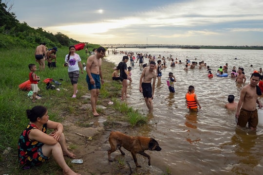 Ảnh: "Bãi biển" tự phát gần chân cầu Thăng Long