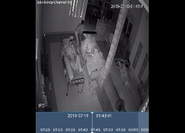 Rùng minh clip người đàn ông chỉ mặc đồ lót lẻn vào nhà dân trộm cắp tài sản