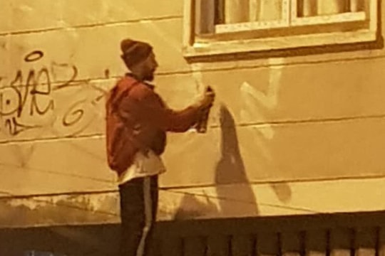 CMĐ bức xúc truy tìm 2 người đàn ông ngoại quốc lén lút dùng sơn vẽ lên tường ở Đà Lạt