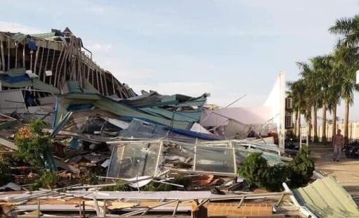 Giông lốc đánh sập xưởng may có 3.000 công nhân