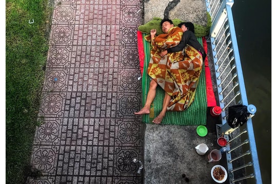 Khoảnh khắc đôi vợ chồng vô gia cư ôm nhau ngủ dưới cầu khiến nhiều người cảm động