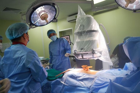 Hà Nội: Ứng dụng robot phẫu thuật chỉnh gù, vẹo cột sống cho bệnh nhân