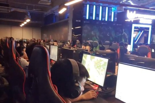 Mục sở thị "combo xuyên đêm" tại những siêu quán game ở Hà Nội