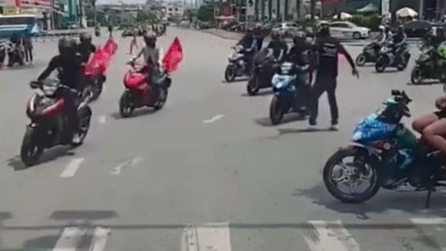 Đoàn xe phượt thủ tự ý chặn đường để di chuyển qua ngã tư khiến dân mạng phẫn nộ