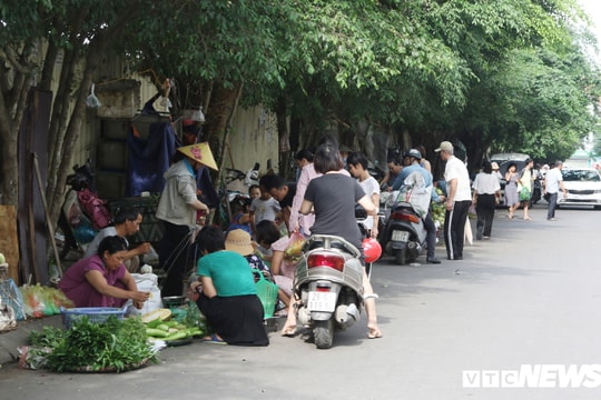 Ảnh: Khung cảnh nhếch nhác như ở chợ quê ngay tại khu đô thị kiểu mẫu Thủ đô