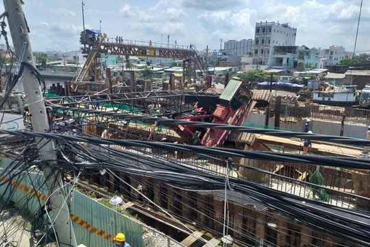 Cần cẩu dài gần 25 m bất ngờ đổ sập, 3 người thoát chết