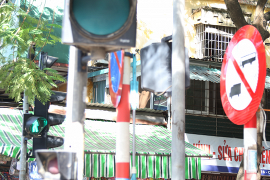Ảnh: Biển báo có cũng như không, "bẫy" người đi đường ở Hà Nội