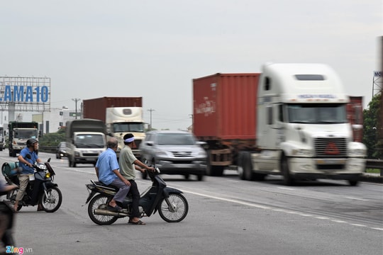 Ảnh: Người dân vẫn liều mình băng qua đoạn quốc lộ 5 vừa xảy ra tai nạn kinh hoàng