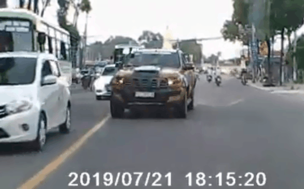 "Gan lì" đối đầu dù đi ngược chiều, hành xử của tài xế bị dân mạng "ném đá"