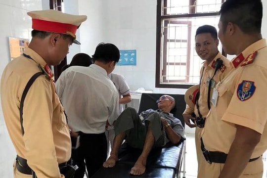 Cụ ông đi xe đạp điện bất tỉnh ven đường được CSGT Hà Nội giúp đỡ