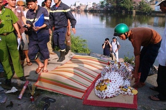 Chở nhau đi chơi, chị em họ chết đuối thương tâm dưới gầm cầu