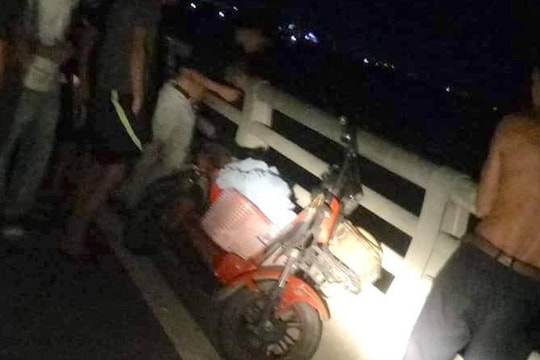 Nửa đêm vợ trẻ đi xe đạp điện, mang giỏ quần áo lên cầu tự tử