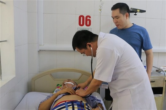 Bác sĩ vượt 50km lên rừng cứu cựu chiến binh đột quỵ não khi thăm chiến trường xưa