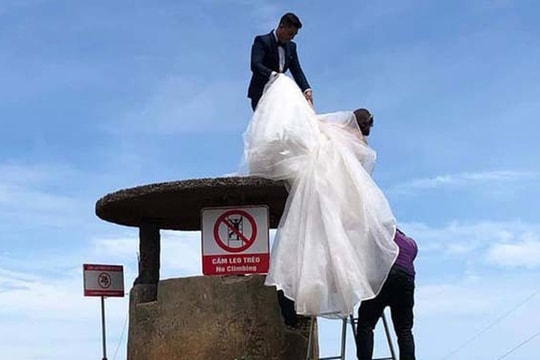 Bất chấp biển cấm, cặp đôi trèo lên di tích để có ảnh đẹp khiến dân tình bức xúc