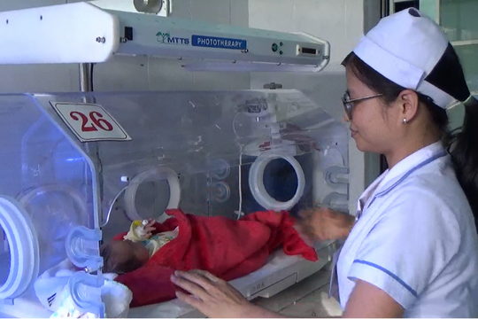 Bé gái bị bỏ rơi ở hoa viên đã được bàn giao cho gia đình