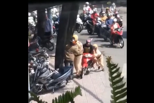 Clip: Thanh niên liều lĩnh "thông chốt", CSGT nhào tới ôm ngăn cản nhưng bất thành
