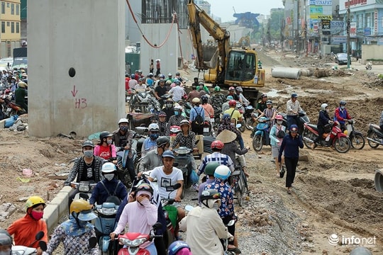Ảnh: Người dân Thủ đô phải "off road" bất đắc dĩ trên đường Trường Chinh